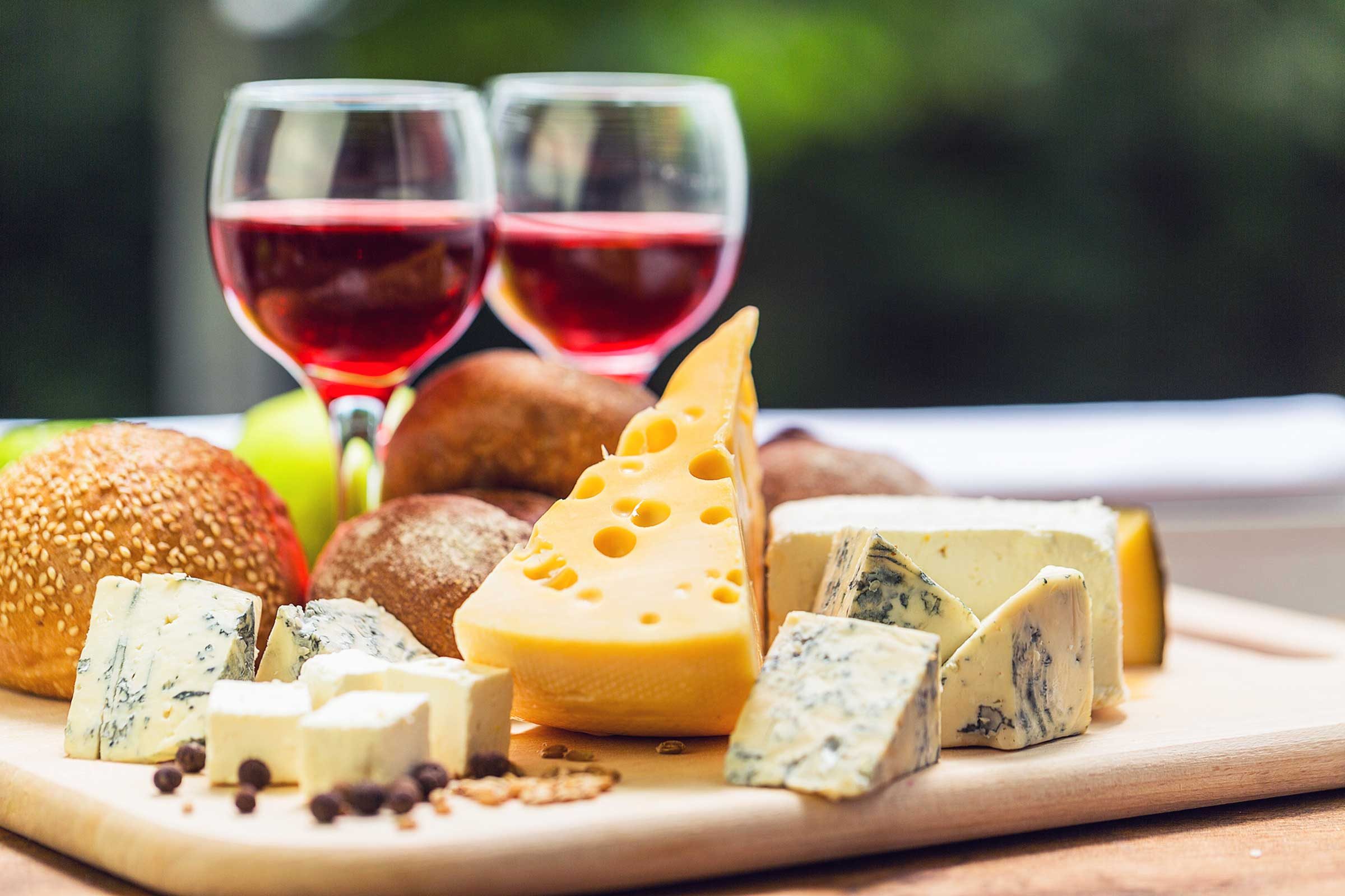 Rượu vang Loire kết hợp với pho mát dê và bánh Tatin nổi tiếng