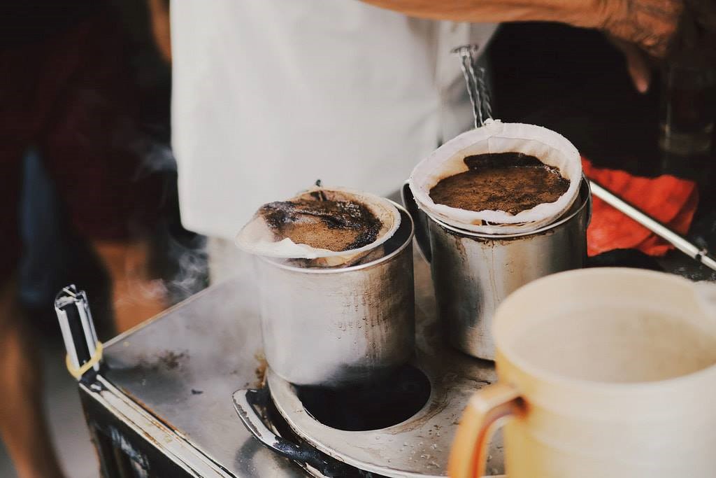 Cách thưởng thức hương vị cà phê đặc trưng của người Việt Nam