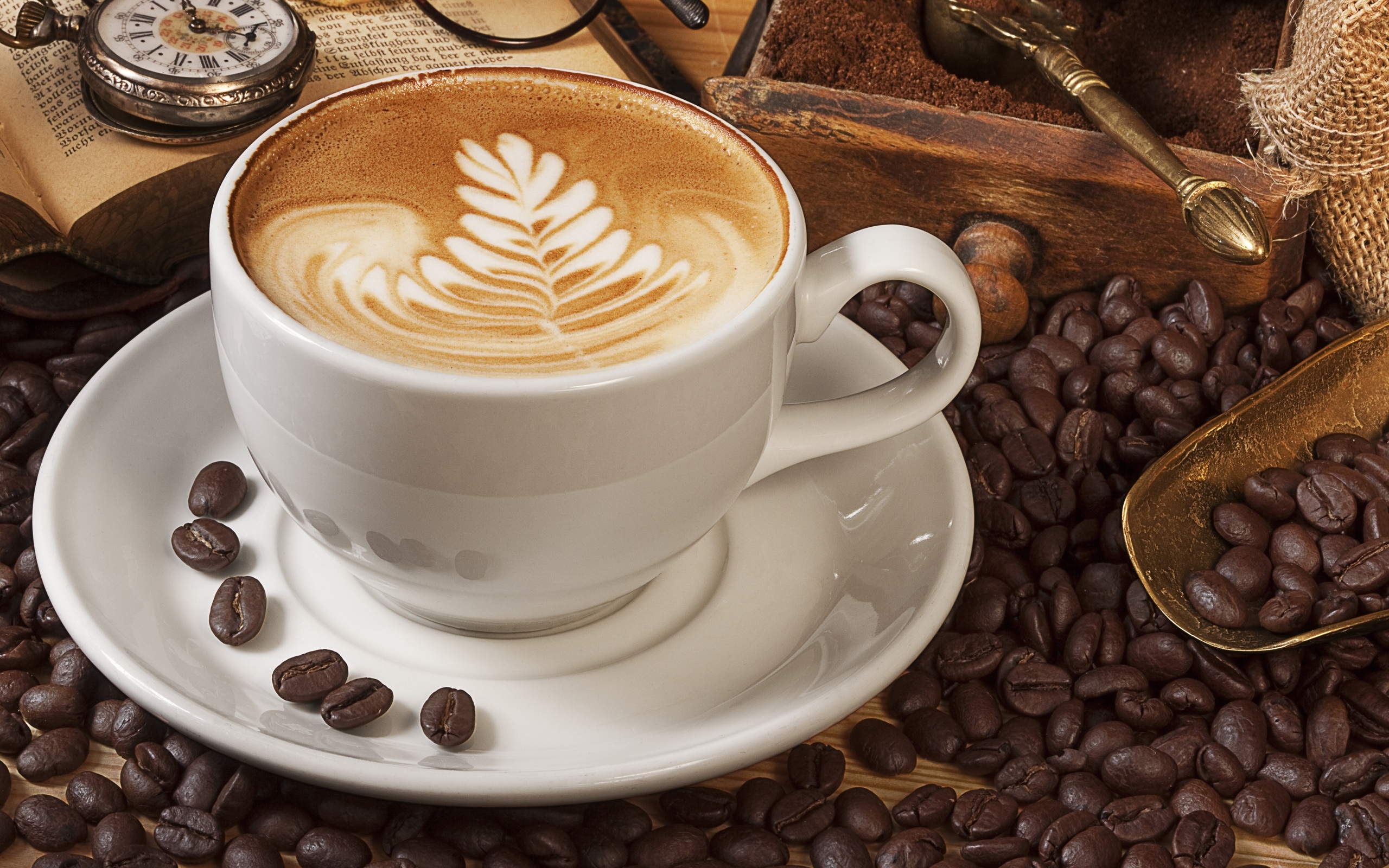 Tách dùng để thưởng thức cà phê Cappuccino phải được làm bằng đá hoặc sứ
