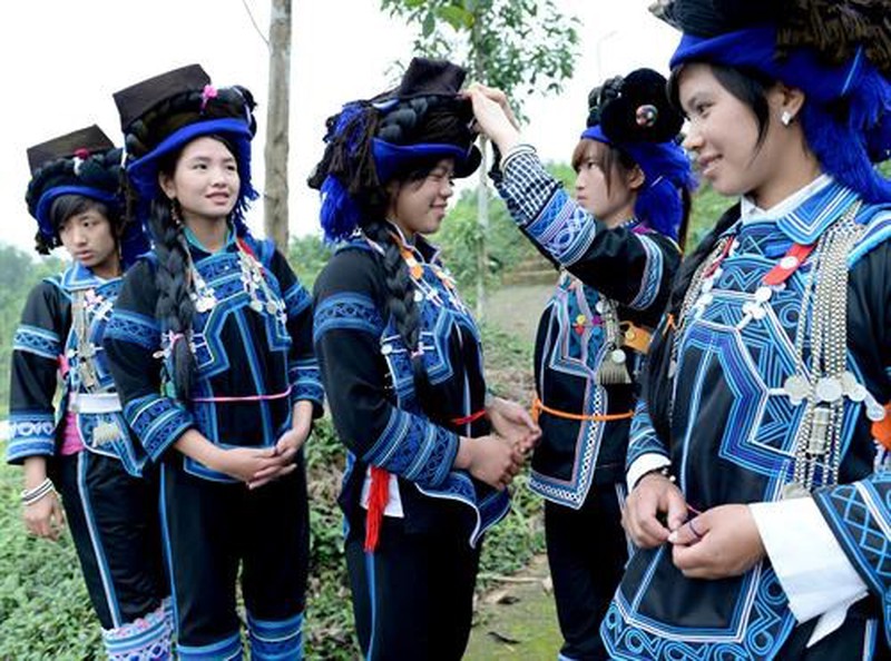 Những điều thú vị về trang phục truyền thống của người Hà Nhì Hoa