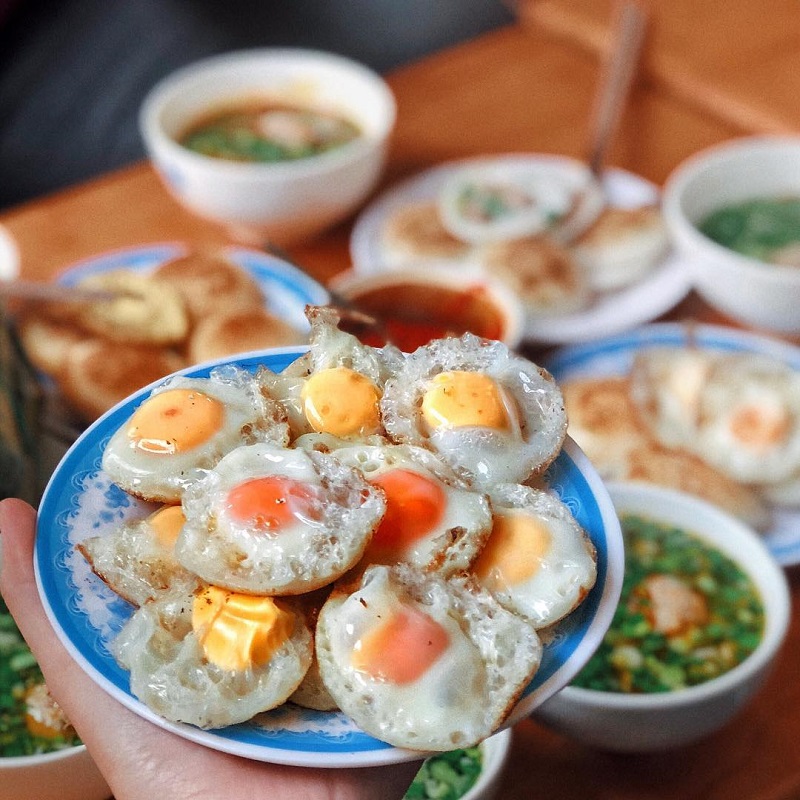 Thưởng thức món bánh căn Ninh Thuận