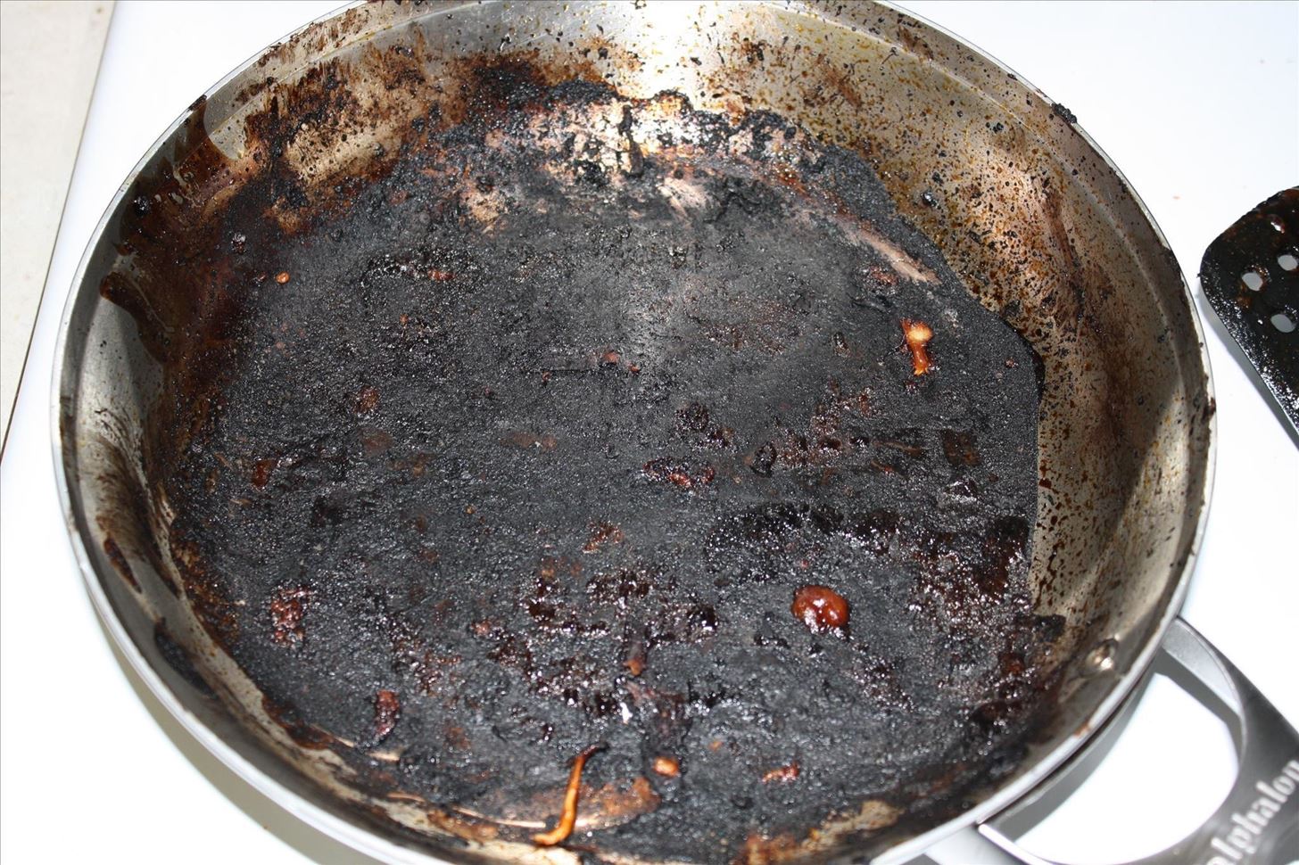 Cách làm sạch xoong nồi bị cháy để việc bếp núc của chị em trở nên dễ dàng hơn