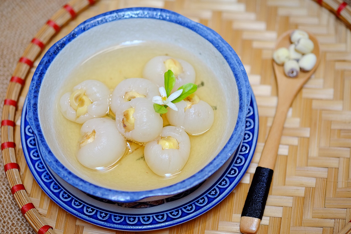 Trải nghiệm ẩm thực cung đình Huế với món chè hạt sen long nhãn