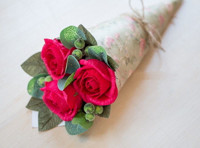 Cách làm một bó hoa hồng hoàn chỉnh bằng giấy nhún