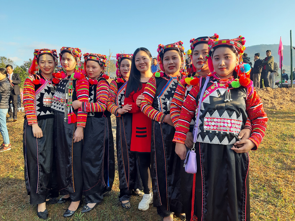Giới thiệu về trang phục truyền thống của người Hà Nhì Hoa