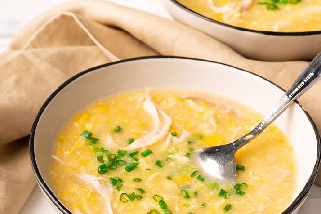 Món súp ngô bổ dưỡng cho bé được kết hợp hoàn hảo giữa thịt gà, ngô non và cà rốt